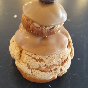 Religieuse au café