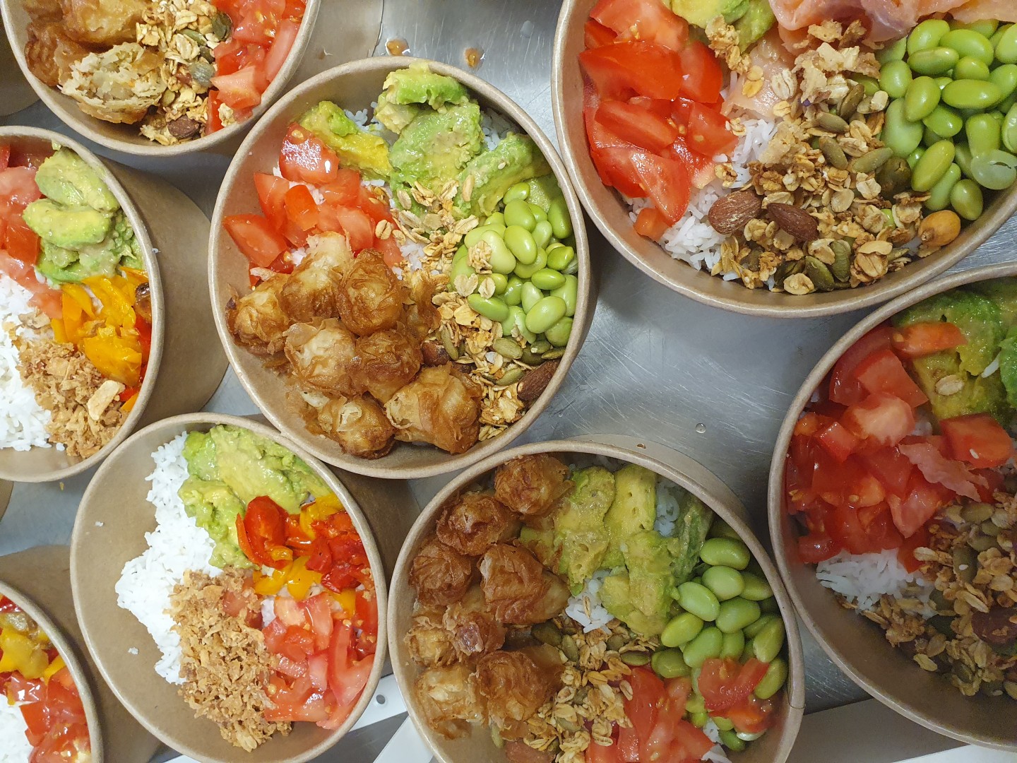 Préparation des poke bowl du jour